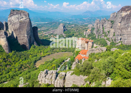 Vista delle formazioni rocciose di Meteora con il monastero di Roussanou e San Nicola Anapausa. Meteora, pianura della Tessaglia, in Grecia, in Europa Foto Stock