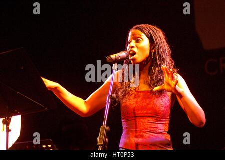 Lynieve Austin, cantante jazz, Braithwaite Hall, Croydon, Surrey. Artista: Brian O Connor. Foto Stock