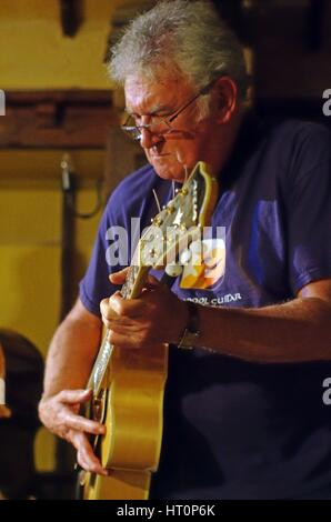 Jim Mullen, Scottish chitarrista jazz, la Woodman, Ide Hill, Kent, 2012. Artista: Brian O Connor. Foto Stock