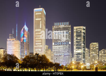 Chicago Downtown skyline notturno, Illinois, Stati Uniti d'America. Foto Stock