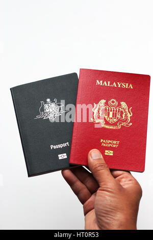 Close up australiano e passaporto malese isolata contro uno sfondo bianco Foto Stock