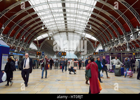 I passeggeri in arrivo e in partenza dalla stazione ferroviaria di Paddington a Londra Inghilterra - La stazione dispone di un sacco di partenza e di arrivo commissioni Foto Stock