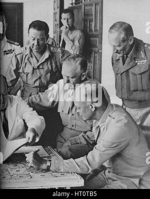 "Consiglio di guerra ad Algeri: Signor Churchill con i suoi capitani", 1943. Artista: sconosciuto. Foto Stock