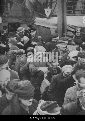 'Snatched dalla Norvegia, i prigionieri arrivano a bordo", 1941. Artista: sconosciuto. Foto Stock