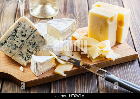 Assortimento di formaggi sulla tavola di legno Foto Stock