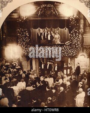 Re Giorgio V e la regina Mary in corrispondenza di un comando di Royal Variety Performance, 1920s o 1930 (1935). Artista: sconosciuto. Foto Stock