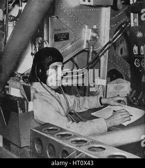 RAF tecnico di volo a bordo di un aeromobile, c1940 (1943). Artista: sconosciuto. Foto Stock