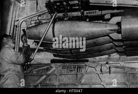 Bombe pesanti nelle scaffalature di RAF breve Sunderland flying boat, c1940 (1943). Artista: sconosciuto. Foto Stock