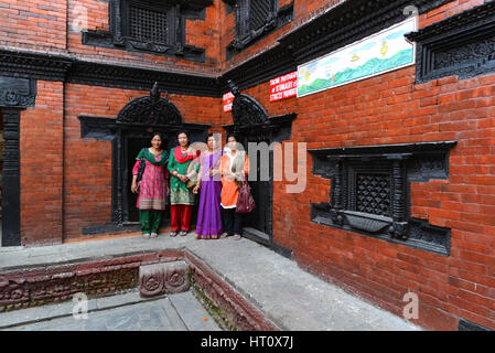 KATHMANDU - 29 ottobre: templi medievali ed edifici in Durbar Square, ora distrutta dopo il forte terremoto che ha colpito il Regno del Nepal sul 25 aprile 20 Foto Stock