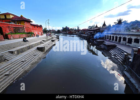 PASHUPATINATH - Ottobre : cremazione ghats e cerimonia lungo il sacro fiume Bagmati. Centinaia di vittime di terremoto sono stati cremati qui dopo il CATAS Foto Stock