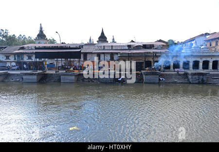 PASHUPATINATH - Ottobre : cremazione ghats e cerimonia lungo il sacro fiume Bagmati. Centinaia di vittime di terremoto sono stati cremati qui dopo il CATAS Foto Stock