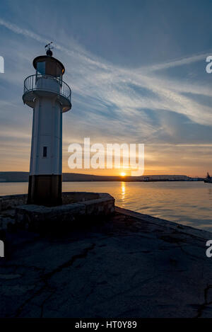 Il faro al tramonto di Varna, Bulgaria Foto Stock