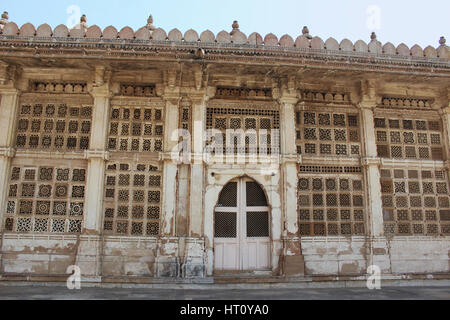 Pietra scolpita griglie sulle pareti della tomba del Santo Sufi Shaikh Ahmed Khattu a Sarkhej Roza in Ahmedabad Foto Stock