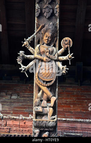 KATHMANDU - 29 settembre: sculture in legno su un tempio indù, ora distrutta dopo il forte terremoto che ha colpito il Nepal il 25 aprile 2015. Nel mese di settembre Foto Stock