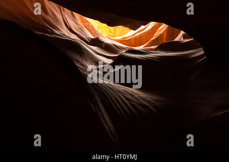Arancione e pietra arenaria rossa canyon tagliato da inondazioni forma onda belle caratteristiche simili in canali stretti, lisciata con acqua corrente nel corso di migliaia di anni Foto Stock