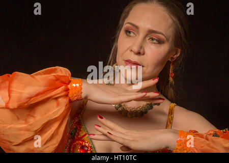 Bellezza orientale in costumi tradizionali. Foto Stock
