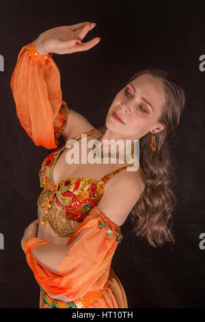 Bellezza orientale in costumi tradizionali. Foto Stock