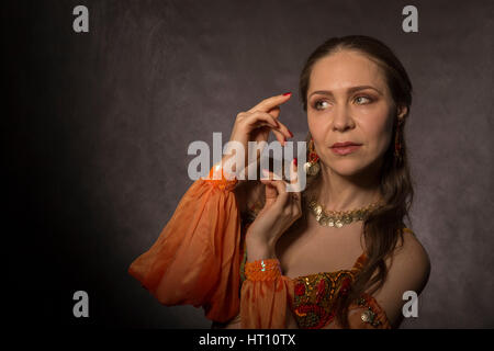 Bellezza orientale in costumi tradizionali. Foto Stock