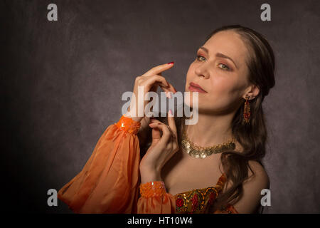 Bellezza orientale in costumi tradizionali. Foto Stock
