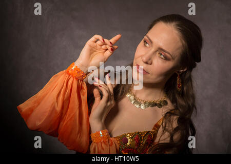 Bellezza orientale in costumi tradizionali. Foto Stock