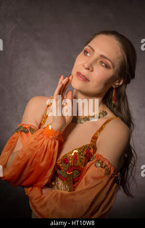 Bellezza orientale in costumi tradizionali. Foto Stock