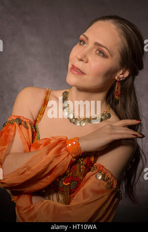 Bellezza orientale in costumi tradizionali. Foto Stock