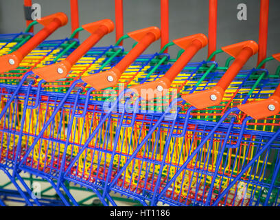 Molti negozi colorati carrelli di shopping insieme Foto Stock