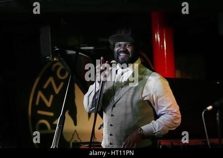 Gregory Porter, Pizza Express, Dean St, Londra, 2001. Artista: Brian O Connor Foto Stock