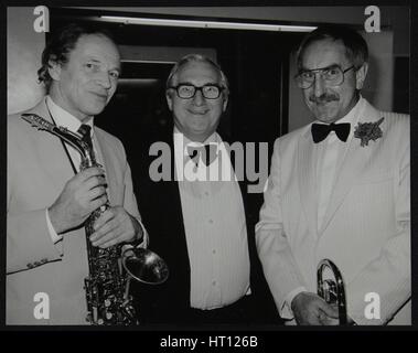 I musicisti John Dankworth e Don Lusher con Dennis Matthews di Crescendo magazine, Londra, 1985. Artista: Denis Williams Foto Stock