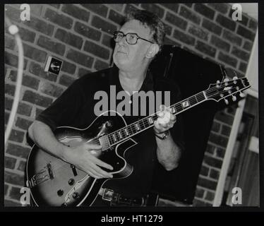 Jim Mullen suonando la chitarra al Fairway, Welwyn Garden City, Hertfordshire, 3 agosto 1997. Artista: Denis Williams Foto Stock