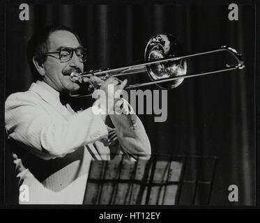 Don Lusher, trombonista e bandleader del Ted Heath Orchestra. Artista: Denis Williams Foto Stock