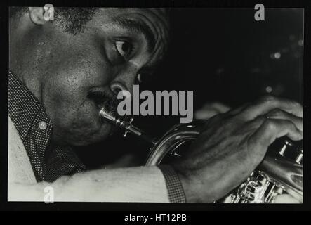 American tromba e flicorno player arte agricoltore alla campana, Codicote, Hertfordshire, 1983. Artista: Denis Williams Foto Stock