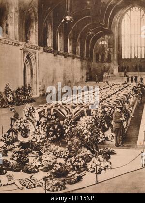 Le vittime del R101 dirigibile disaster giacente in stato nella Westminster Hall di Londra, 1930 (1935). Artista: sconosciuto. Foto Stock