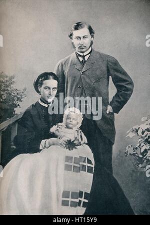 Il principe e la Principessa di Galles con il neonato principe Albert Victor, 1864 (1910). Artista: Vernon Heath. Foto Stock