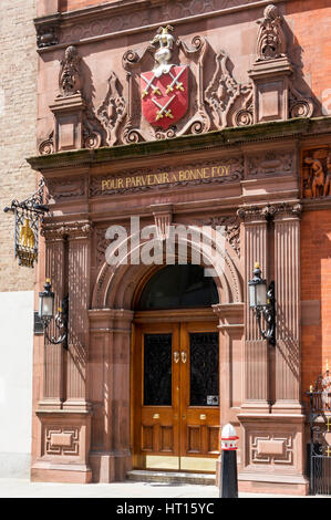 Ingresso Cutlers' Hall - La casa del venerabile compagnia dei coltellinai, una delle società di livrea della città di Londra. Situato in Warwick Lane. Foto Stock