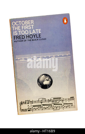 Copia paperback di ottobre il primo è troppo tardi da Fred Hoyle. In primo luogo pubblicato in 1966. Foto Stock