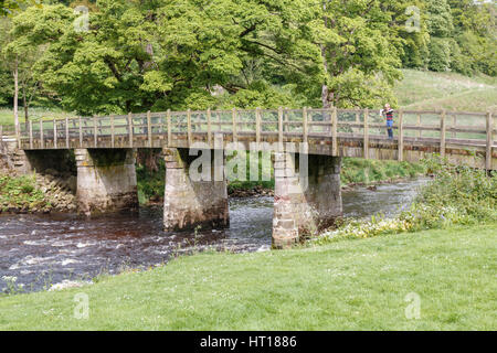 Passerella di pietra sul fiume Wharfe a Bolton Abbey nel Yorkshire Dales. Il ponte è costruito con pietra calcarea locale. Foto Stock