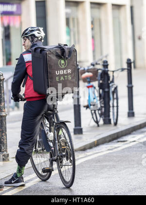 Uber mangia la consegna del cibo ciclista a Londra, Spitalfields Market Foto Stock