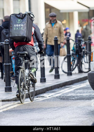 Uber mangia la consegna del cibo ciclista a Londra, Spitalfields Market Foto Stock