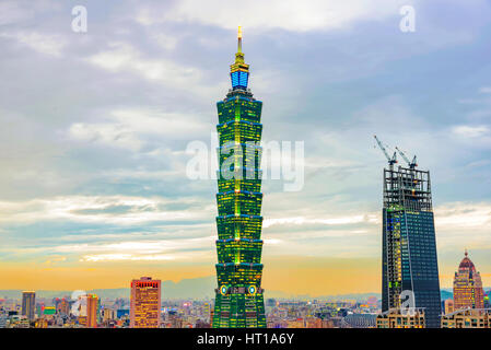 Taipei, Taiwan - 18 novembre: questa è una vista ravvicinata del Taipei 101 edificio preso dalla montagna di elefante in serata novembre 18, 2016 in Taipei Foto Stock