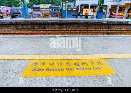 TAIPEI, Taiwan - 20 novembre: Questa è la stazione ferroviaria di Houtong cat village in attesa piattaforma dove i passeggeri attendere per treni a Novembre 20, 2016 Foto Stock