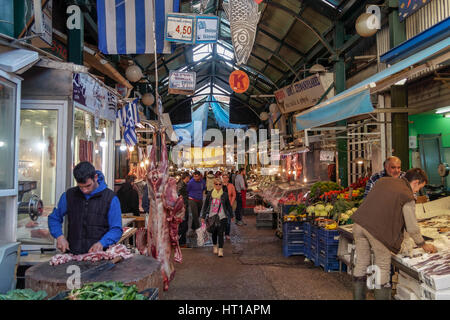 Kapani Market area coperta con negozi di alimentari nel centro di Salonicco, Grecia. L'area include negozi e ristoranti preferiti dai locali e dai visitatori Foto Stock