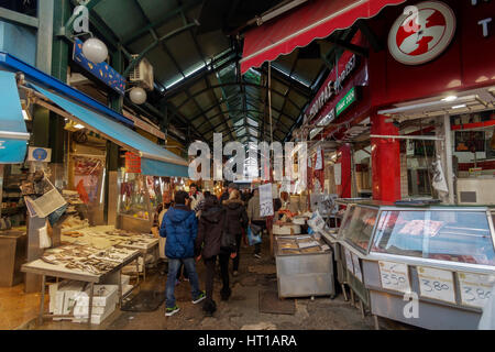 Kapani Market area coperta con negozi di alimentari nel centro di Salonicco, Grecia. L'area include negozi e ristoranti preferiti dai locali e dai visitatori Foto Stock