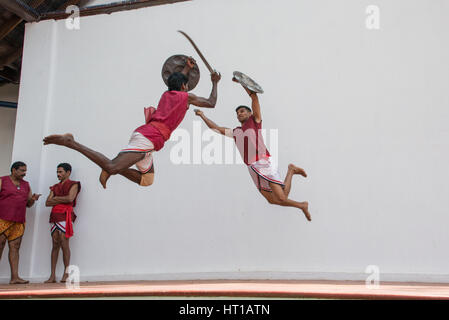 India, stato del Kerala, la città portuale di Cochin. Kalaripayattu tradizionale (arti marziali) dimostrazione. Foto Stock