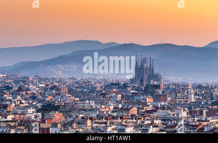 La Sagrada Familia e il panorama della città di Barcellona,Spagna Foto Stock