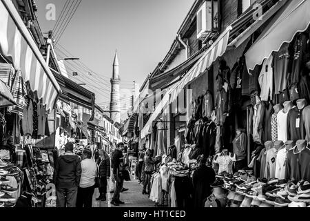 NICOSIA, Cipro - 3 dicembre: People shopping al mercato all'aperto su Arasta street, una strada turistica che conduce alla moschea Selimiye nel centro di Nicosia su Foto Stock