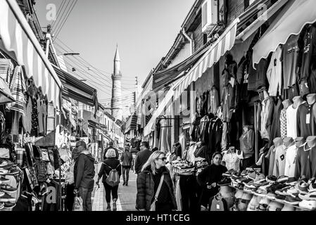 NICOSIA, Cipro - 3 dicembre: People shopping al mercato all'aperto su Arasta street, una strada turistica che conduce alla moschea Selimiye nel centro di Nicosia su Foto Stock
