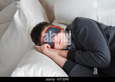 Teen dorme durante il giorno nella maschera per dormire Foto Stock