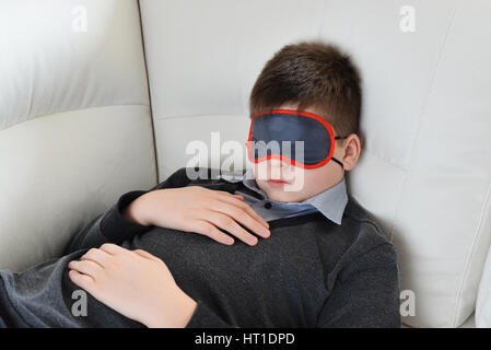 Teen dorme durante il giorno nella maschera per dormire Foto Stock