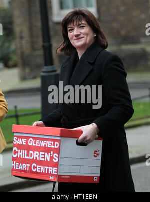 Nicky Morgan MP visto a Downing street offrendo una petizione per salvare il Caledonian per bambini Centro di cuore il 9 febbraio 2017 a Londra Foto Stock